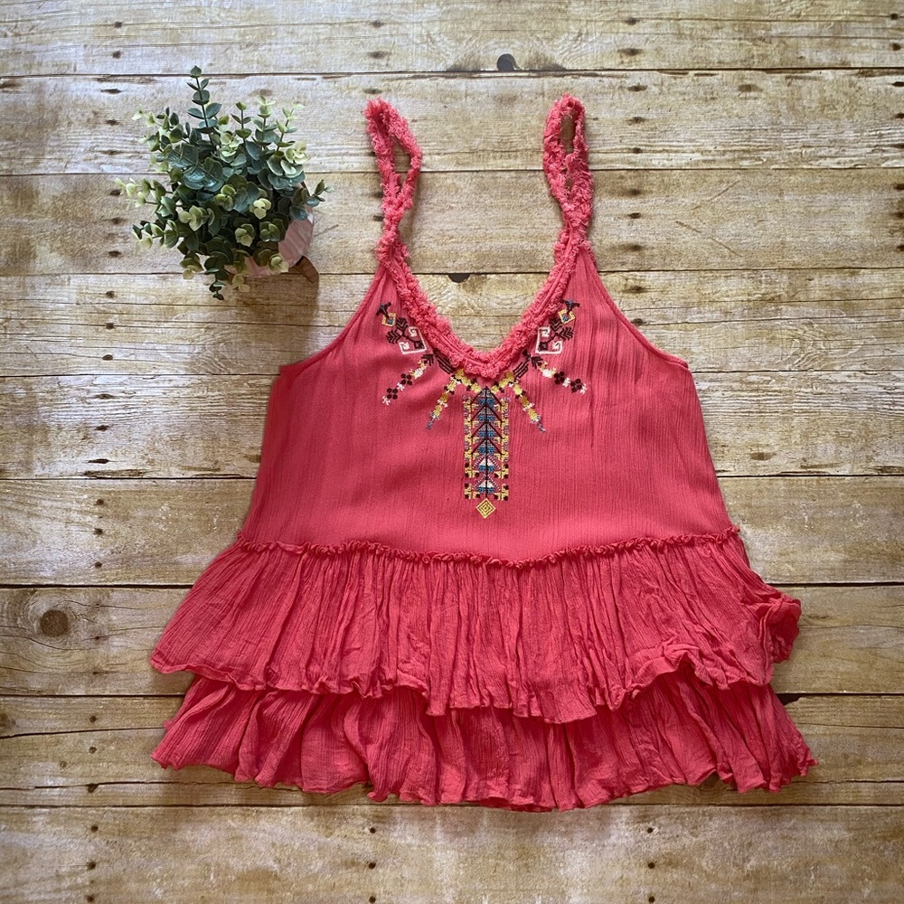✨Free People Embroidered tank✨